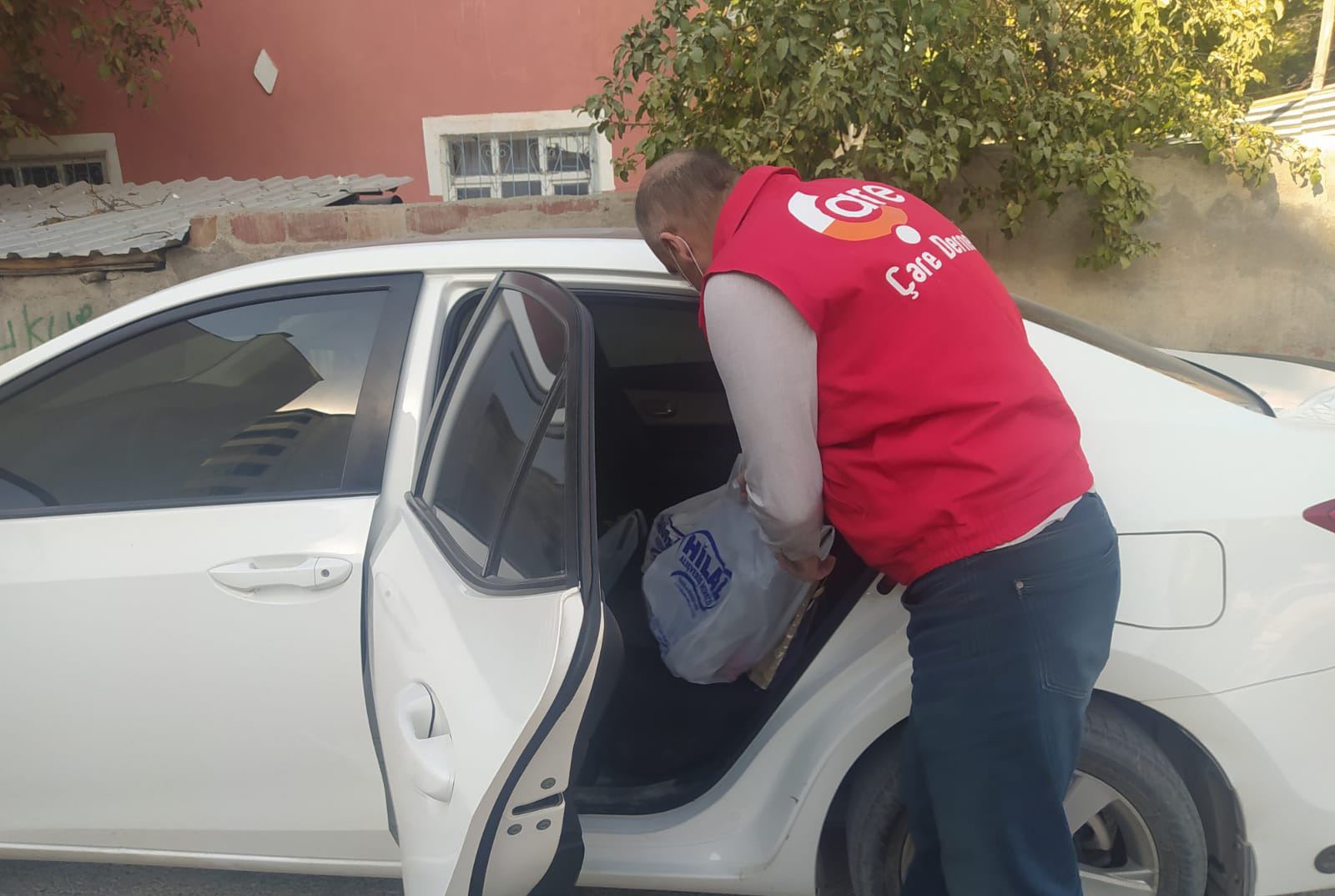 Elâzığ'da Ailelere Un, Gıda Kolisi ve Nakdî Yardım | Çare ...